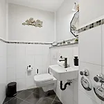 Gorki Park, 15 *