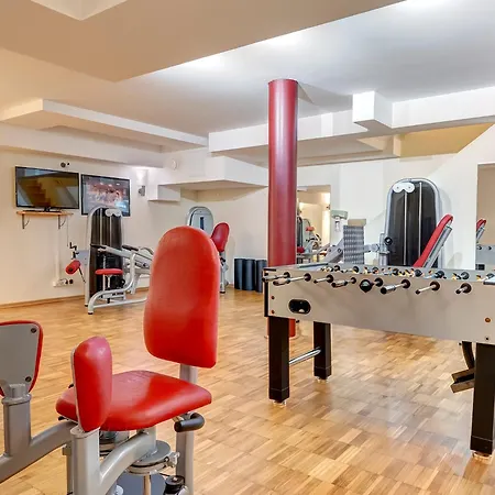 Gorki Park, 15 Apartment